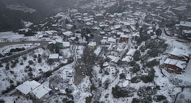 İzmir'de yüksek kesimlerde kar etkili oluyor
