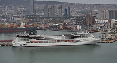 İzmir'e kruvaziyerle 2 bin 700 turist geldi