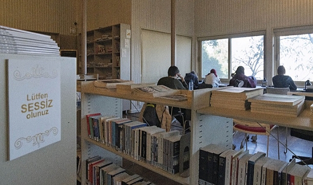 İzmir’in kütüphaneleri binlerce genci ağırlıyor