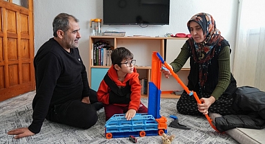 Küçük Talha, okuluna kavuşmak için gün sayıyor