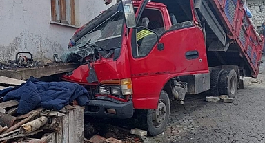 Manisa'da eve çarpan kamyonetteki 1 kişi öldü,