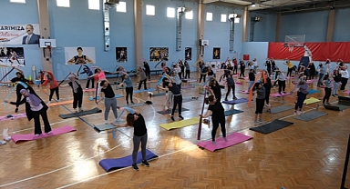 Menemenli kadınlar, ücretsiz pilates kursunda buluştu