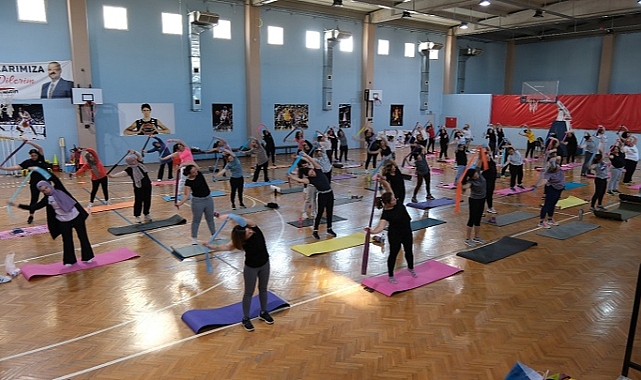 Menemenli kadınlar, ücretsiz pilates kursunda buluştu