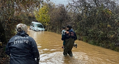 Sağanak nedeniyle araçta mahsur kalanlar kurtarıldı