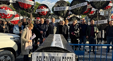 Esnaftan Belediyeye Siyah Çelenk ve Tabutlu Protesto