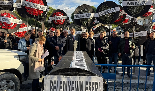 Esnaftan Belediyeye Siyah Çelenk ve Tabutlu Protesto