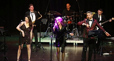 Sunshine Band Yeni Yıl Konseriyle Güzelbahçelileri coşturdu