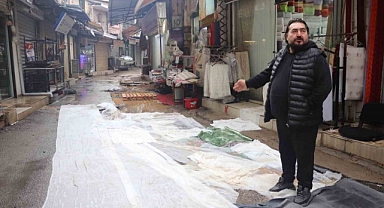Tarihi çarşıdaki su ve çamura ‘halı ve perdeli’ çözüm