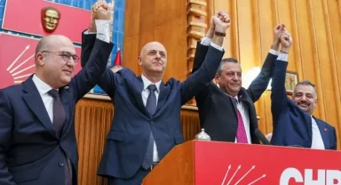 Ümit Özlale CHP rozetini taktı