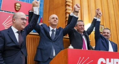 Ümit Özlale CHP rozetini taktı