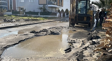 Aydın'da patlayan su borusu trafiği aksattı