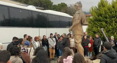 Gençler İzmir'i keşfediyor