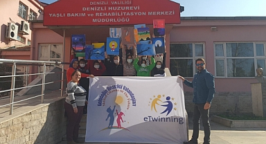 İki saat boyunca huzurevi sakinleri için resim yaptılar