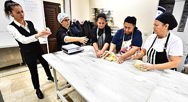 İşaret diliyle pasta yapıyorlar