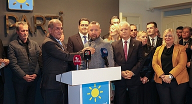 İYİ Parti'nin yeni üyelerine rozet takıldı