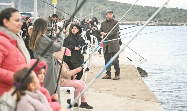 Bornovalı çocuklar balık tutmayı öğrendi