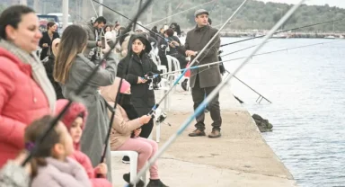 Bornovalı çocuklar balık tutmayı öğrendi