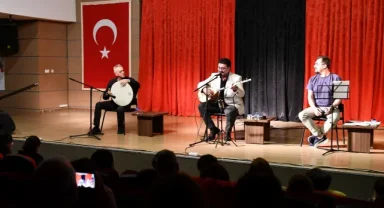 Çiğli'de şiir ve türkü rüzgarı esti