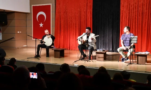 Çiğli'de şiir ve türkü rüzgarı esti