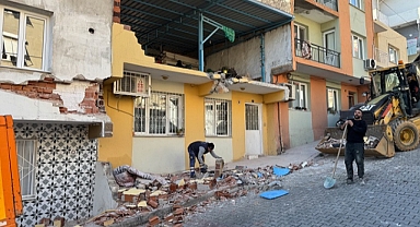 İzmir'de freni boşalan kamyon ev ve iki araca çarptı