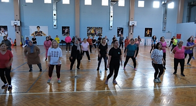 Menemenli kadınlar ücretsiz zumba kursunda buluşuyor