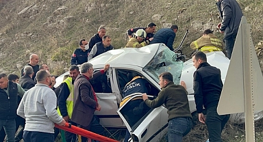 Minibüs ile otomobilin çarpıştığı kazada 2 kişi öldü
