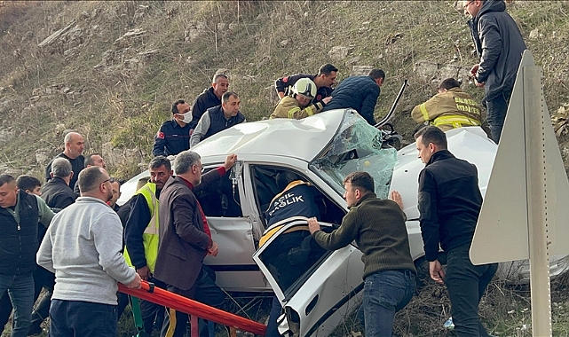Minibüs ile otomobilin çarpıştığı kazada 2 kişi öldü