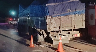 Otomobilin kamyona çarptığı kazada 1 kişi öldü, 1 kişi yaralandı