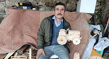 Usta Elleriyle Ağaca Şekil Veriyor