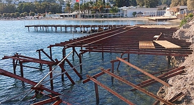 Bodrum'da kaçak iskele ve eklentileri söküldü