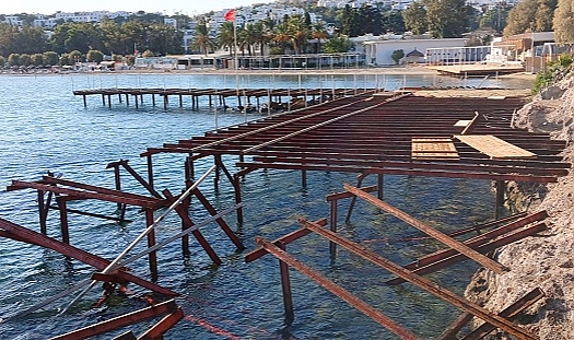 Bodrum'da kaçak iskele ve eklentileri söküldü