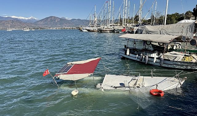 Fethiye'de kuvvetli rüzgar nedeniyle tekne battı
