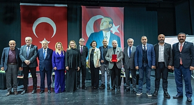 Gazetecilerin sorunları Konak’ta konuşuldu