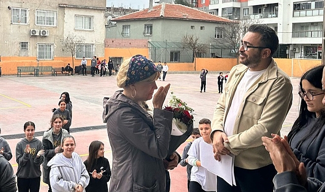 Hastalığı nedeniyle emekli olan öğretmene duygusal uğurlama