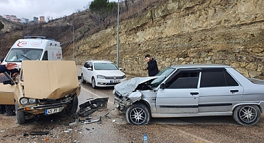 İki otomobilin çarpıştığı kazada 3 kişi yaralandı