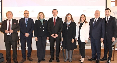 İzmir'de Özel Sektör, STK Ve Üniversitelerle Bir Araya Gelindi