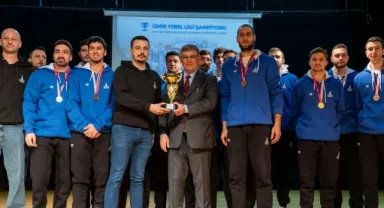 İzmirli şampiyonlar kupalarını Başkan'a teslim etti