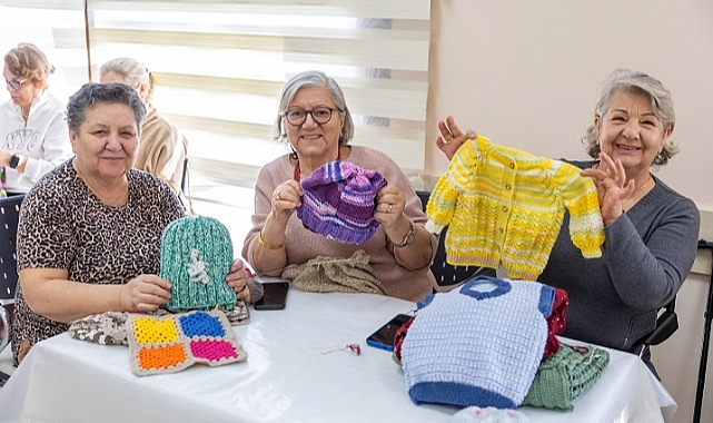 Konak’ın ileri yaş kursiyerleri sevgi köprüsü örüyor