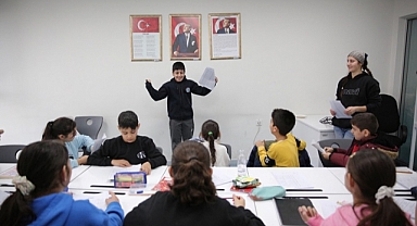 Konak’ta 7’den 77’ye İngilizce Konuşma Kulübü
