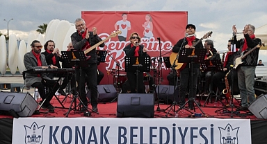 Konak’ta ‘Sevdiğine Koş’ ile her adım sevgiye atıldı