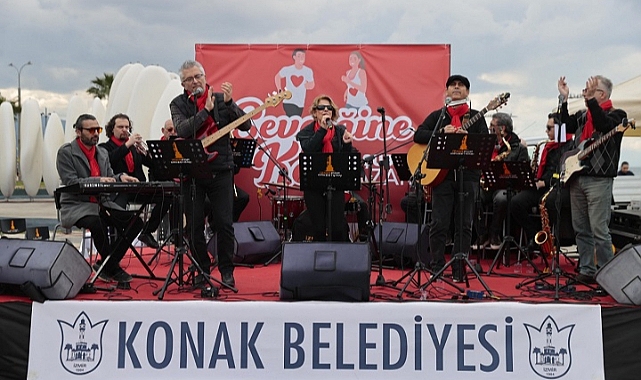 Konak’ta ‘Sevdiğine Koş’ ile her adım sevgiye atıldı