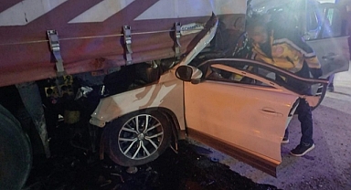 Manisa'da tıra çarpan otomobildeki 2 kişi öldü