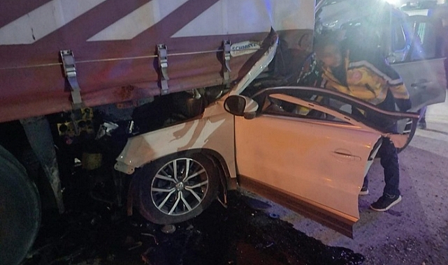 Manisa'da tıra çarpan otomobildeki 2 kişi öldü