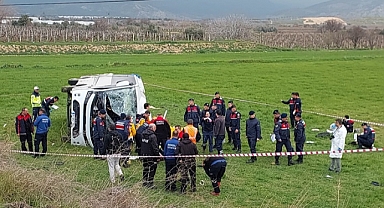 Öğrencileri taşıyan servis midibüsü devrildi, 2 ölü,
