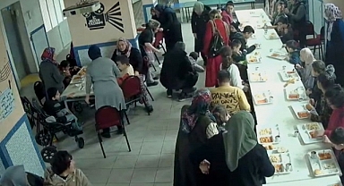 Öğrencisini Heimlich manevrasıyla kurtardı