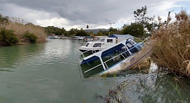 Ortaca'da barınaktaki balıkçı teknesi battı