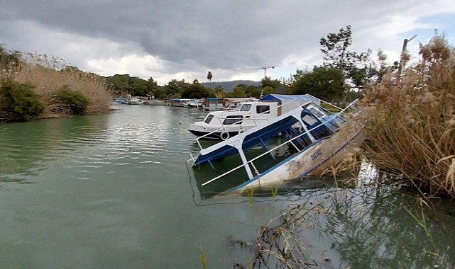 Ortaca'da barınaktaki balıkçı teknesi battı