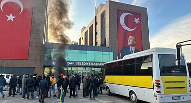 Uşak'ta dolmuş sürücüleri belediye önünde eylem yaptı