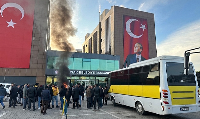 Uşak&#039;ta dolmuş sürücüleri belediye önünde eylem yaptı