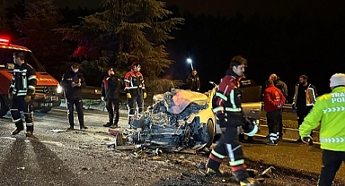 Uşak'ta tıra arkadan çarpan otomobilin sürücüsü öldü
